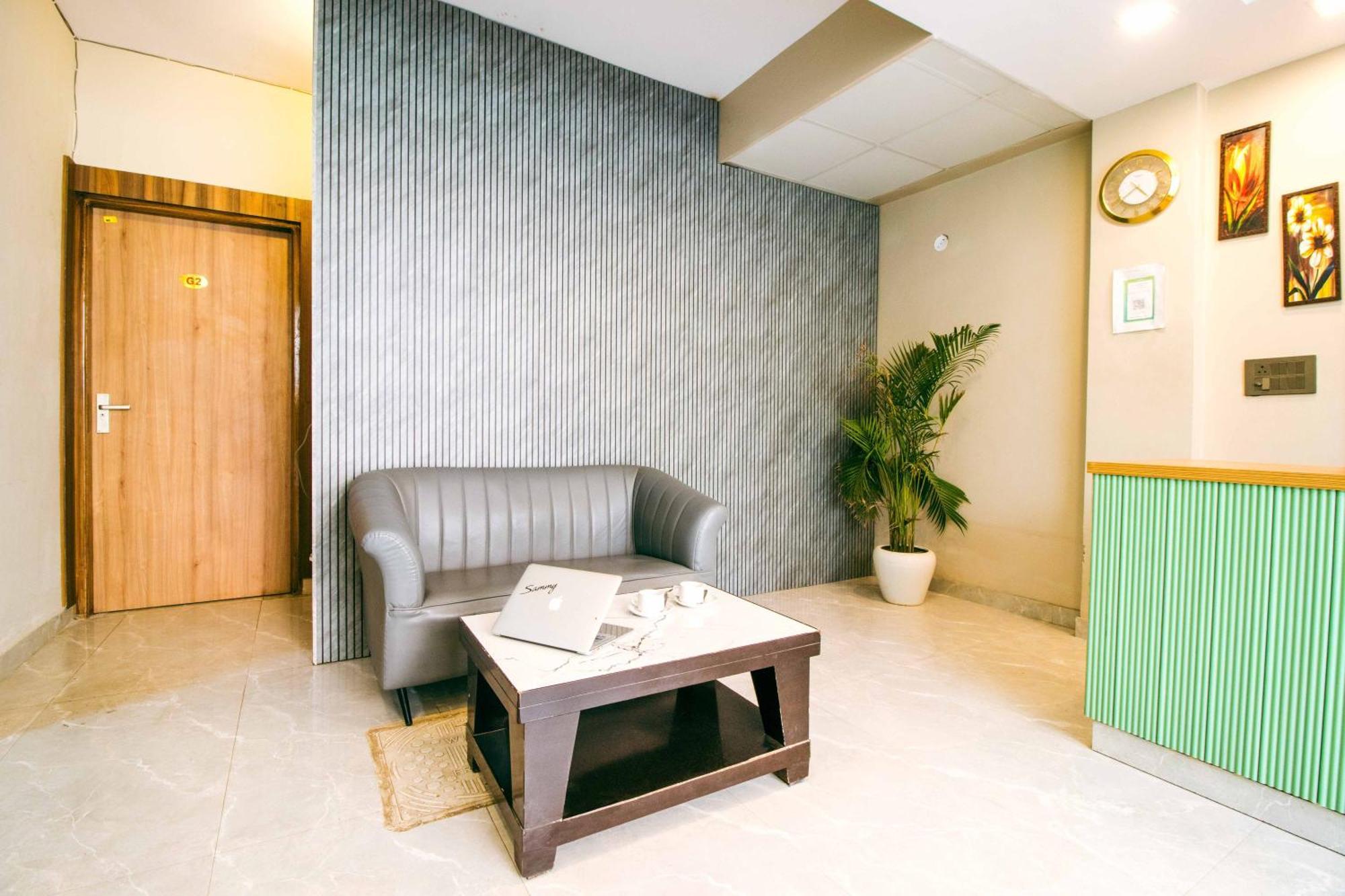 Treebo Elite Corporate, Sector 62 Hotell Noida Exteriör bild